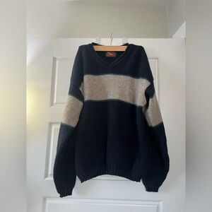 Vintage wool blend unisex/men’s navy blue and Gray Sweater. Size M.